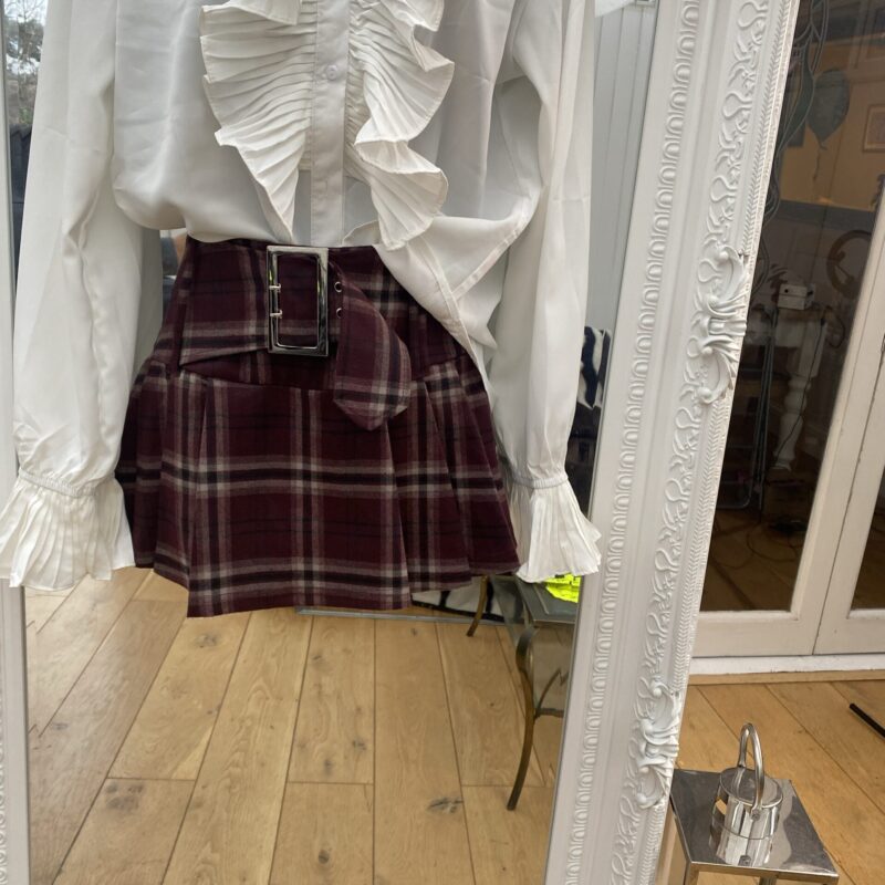 Checked buckel scorts